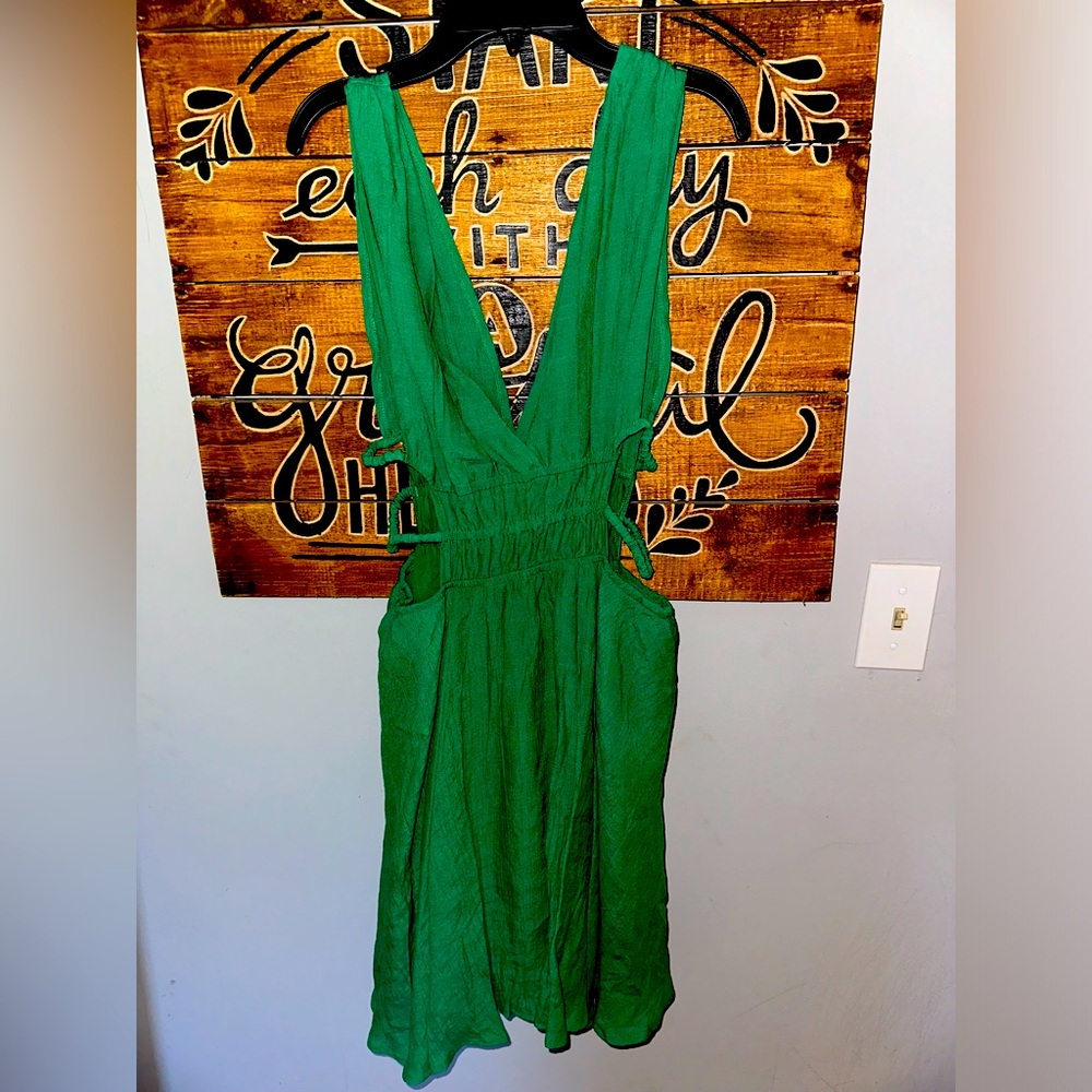 Emerald cut out dress 💚